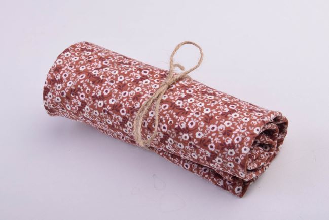 Rolička bavlneného úpletu v hnedej farbe s potlačou kvetín RO19559/056