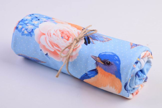 Rolička bavlneného úpletu v modrej farbe s potlačou vtáčikov a kvetín RO62327