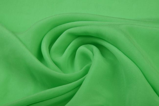 Cupro vo svetlo zelenej farbe so zamatovým povrchom QT046